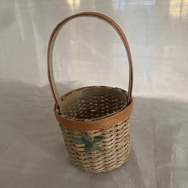 フラワーモチーフの可愛いクラフトバンド製小物入れ・かご