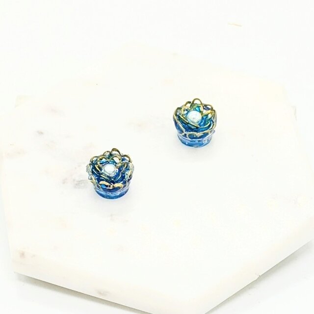 ブルーとホワイトビーズの花のピアスイヤリング2266マグネットのコピー