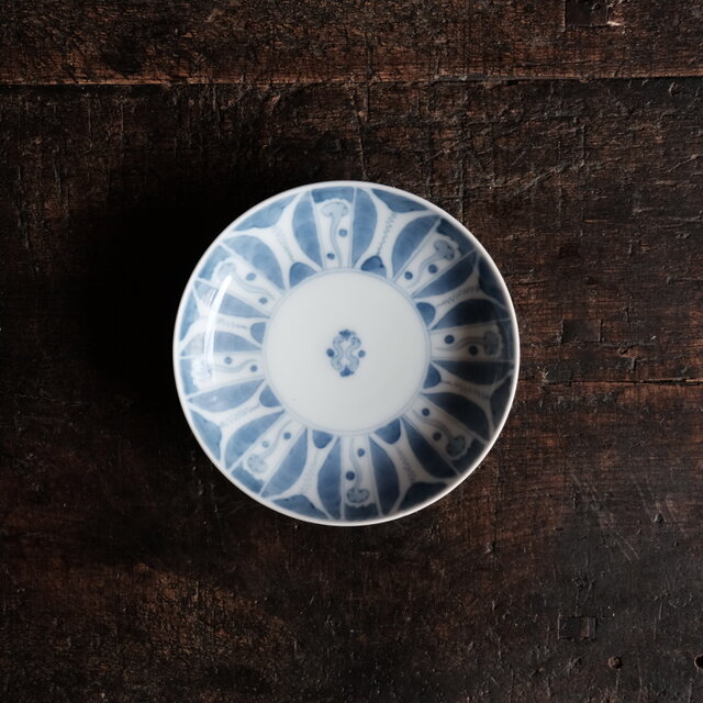 アート性を感じる絵付け◆伊万里　染付中皿　骨董・antiques 器　丁寧な暮らしに。明治期【貫入有り】