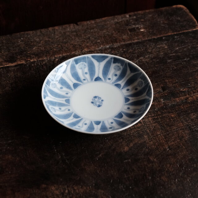 アート性を感じる絵付け◇伊万里 染付中皿 骨董・antiques 器 丁寧な