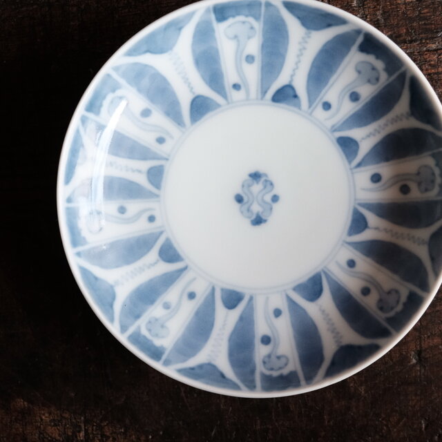骨董　染付中皿 七寸 手描き染付中皿 盛り皿 呉須藍 和骨董（菖蒲・七宝・宝尽くし）