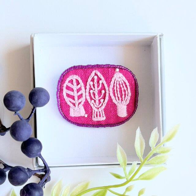 北欧風木の葉の刺繍ブローチ#400