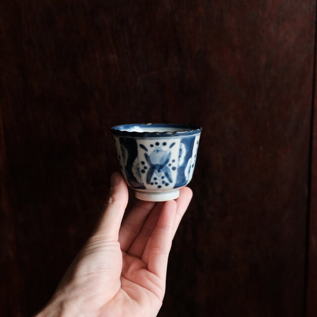 ギザギザの縁◇青で素敵 伊万里 花文染付猪口 向付 骨董・antiques 古
