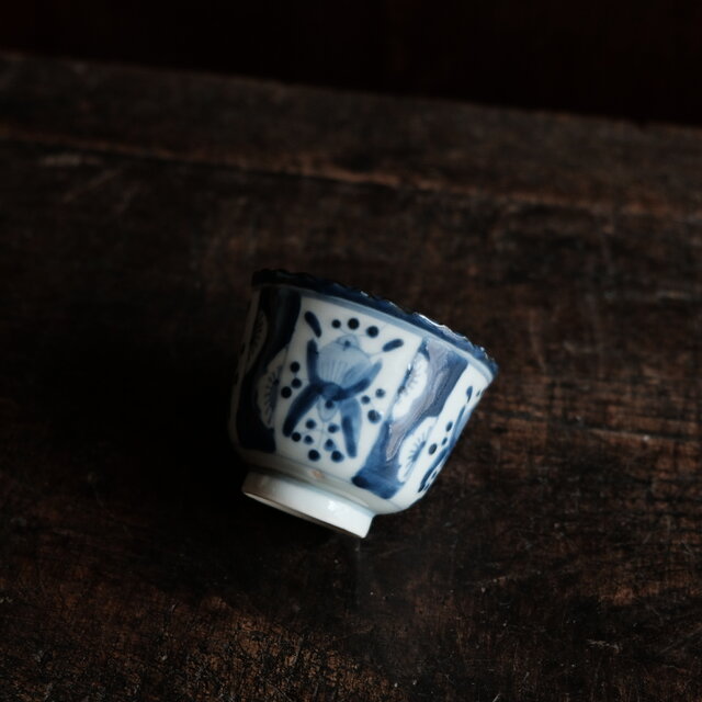 ギザギザの縁◇青で素敵 伊万里 花文染付猪口 向付 骨董・antiques 古