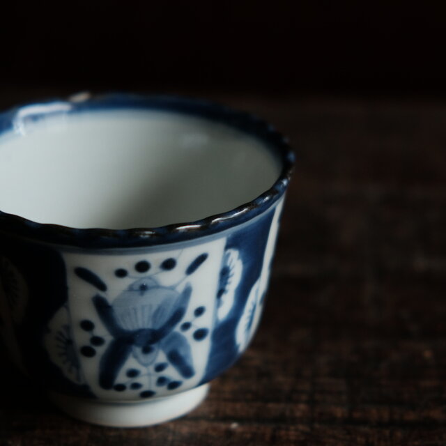 ギザギザの縁◇青で素敵 伊万里 花文染付猪口 向付 骨董・antiques 古