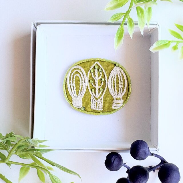 北欧風木の葉の刺繍ブローチ#401