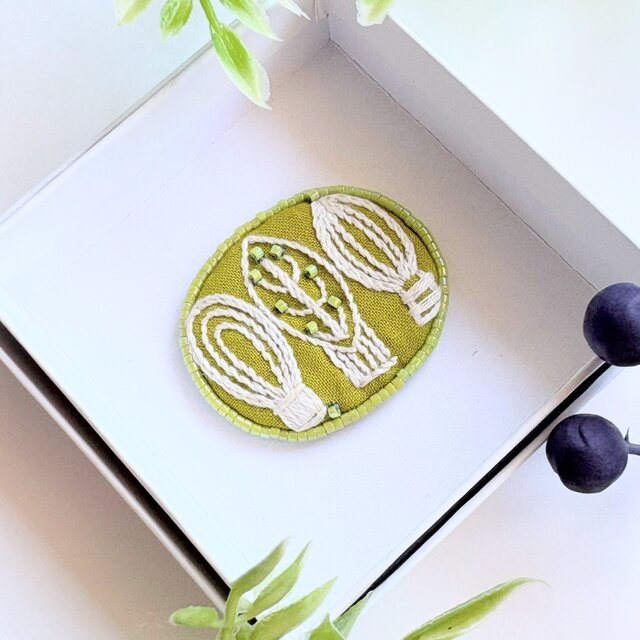 北欧風木の葉の刺繍ブローチ#401 | iichi 日々の暮らしを心地よくする