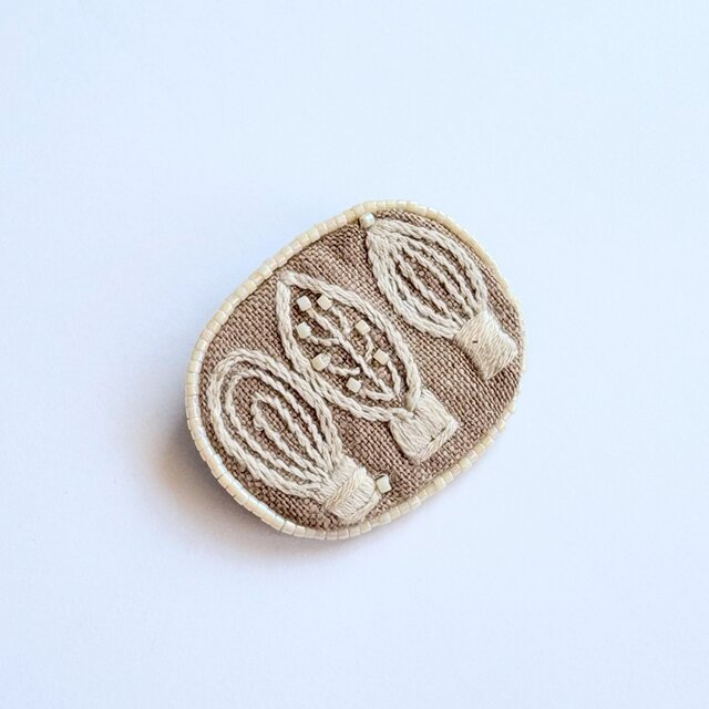 北欧風木の葉の刺繍ブローチ#403 | iichi 日々の暮らしを心地よくする