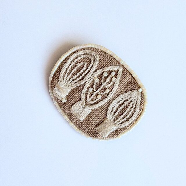 北欧風木の葉の刺繍ブローチ#403 | iichi 日々の暮らしを心地よくする