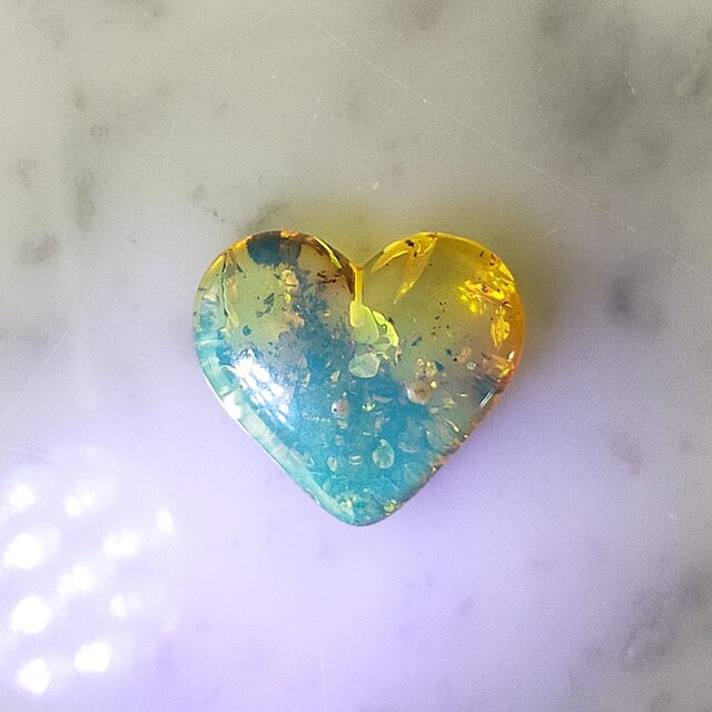 アンバー（琥珀）ハート型 カラーチェンジ カービング 21mm 天然石