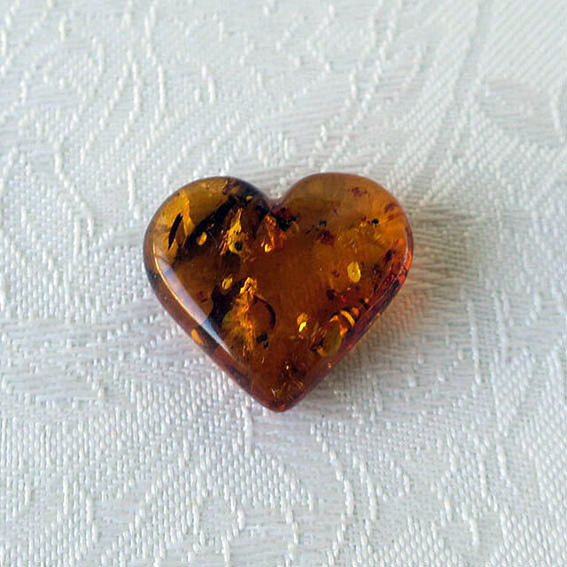 アンバー（琥珀）ハート型 カービング 19mm 天然石ルース ハンドメイド素材