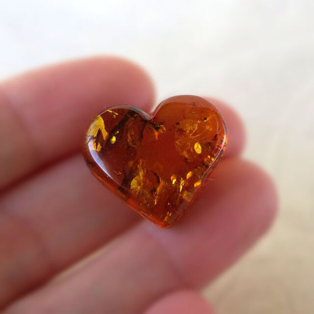 アンバー（琥珀）ハート型 カービング 19mm 天然石ルース ハンドメイド