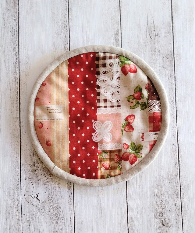 鍋敷き　ポットマット　パッチワーク風　いちご　　　　　　