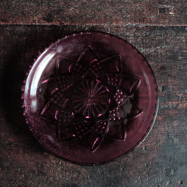 十芒星の文様◆プレスガラス紫中皿　曇りガラス　古道具　古民家　紫　パープル　ニュートロ 　昭和中期【削げ・傷有】