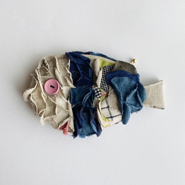 「魚ちゃんシリーズ」手縫いで仕上げた　ぬいぐるみみたいなリネンの魚ちゃんポーチ　no.233