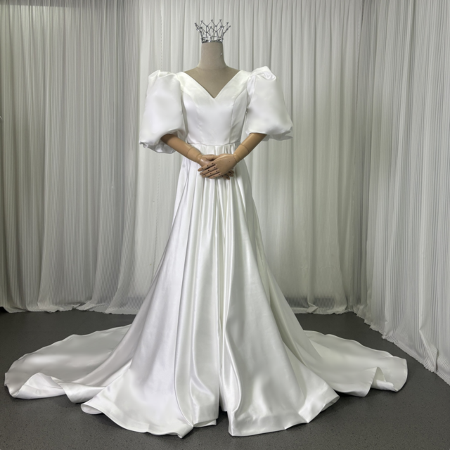 ウエディングドレス パフスリーブ Vネック オフホワイト 光沢サテン 背中見せ トレーン 結婚式
