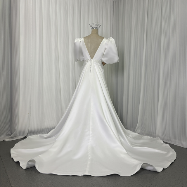 ウエディングドレス パフスリーブ Vネック オフホワイト 光沢サテン