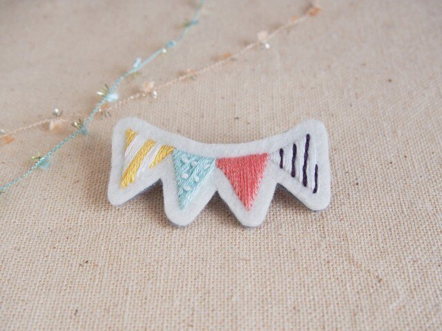 <受注制作>フラッグの刺繍ブローチ / ブルードットの画像1枚目