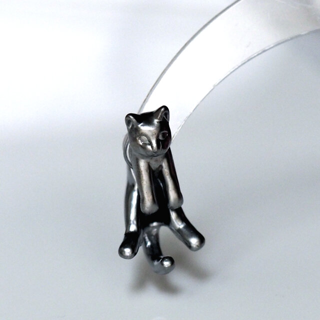 脱力猫ピアス　グリ（ブラック） 片耳