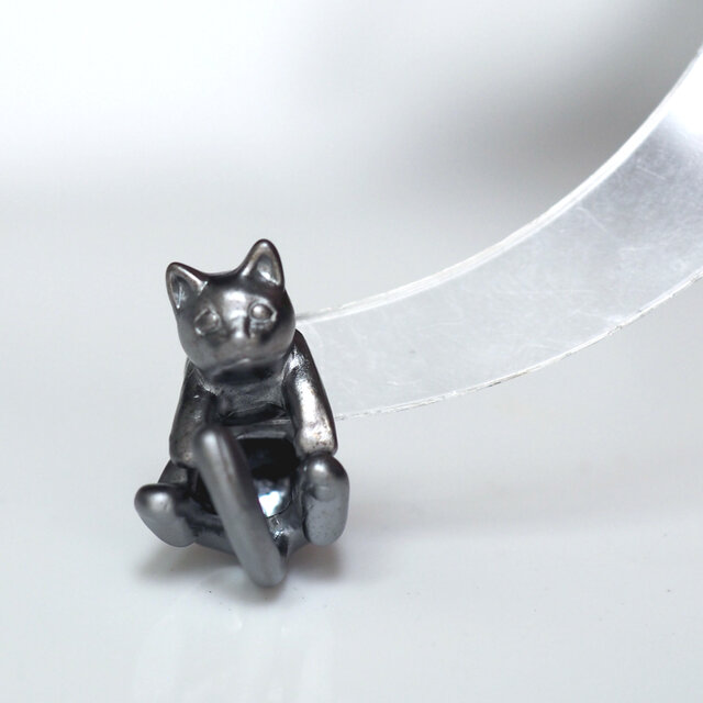 くるんとまるまったしっぽの猫ピアス　ラテュ（ブラック） 片耳