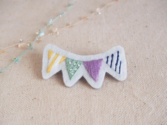 <受注制作>フラッグの刺繍ブローチ / グリーンドットの画像1枚目