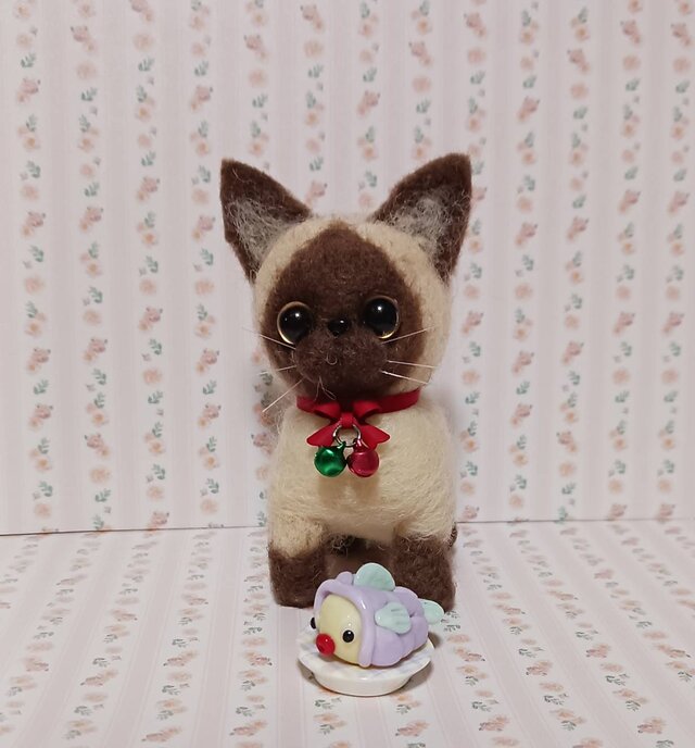 羊毛フェルト シャムネコちゃん　魚の餌付き