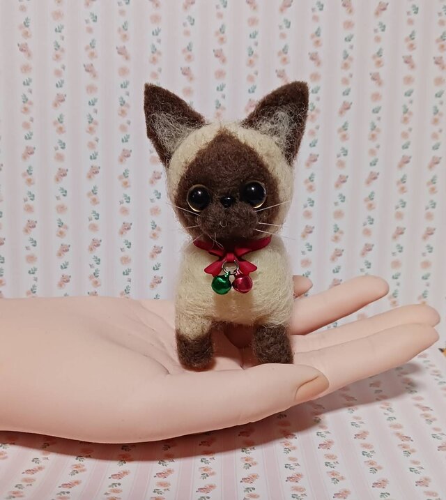 羊毛フェルト シャムネコちゃん 魚の餌付き | iichi 日々の暮らしを