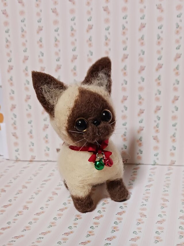 愛嬌があるシャム猫ちゃん ぬいぐるみ ハンドメイド 羊毛フェルト 海外作家様 猫 愛嬌があるシャム猫ちゃん ぬいぐるみ ハンドメイド 羊毛フェルト 海外