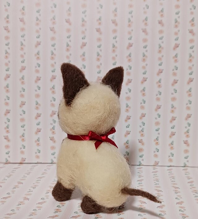 羊毛フェルト シャムネコちゃん 魚の餌付き | iichi 日々の暮らしを