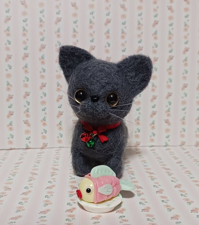 羊毛フェルト グレーの猫ちゃん 　　魚の餌付き