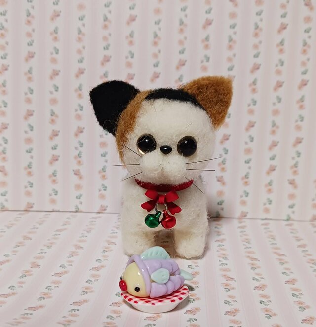 三毛猫ちゃん 餌付きです。 羊毛フェルト | iichi 日々の暮らし