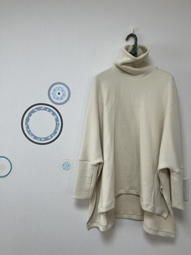 タートルネックのプルオーバー　ラゲットリブニット　アイボリー
