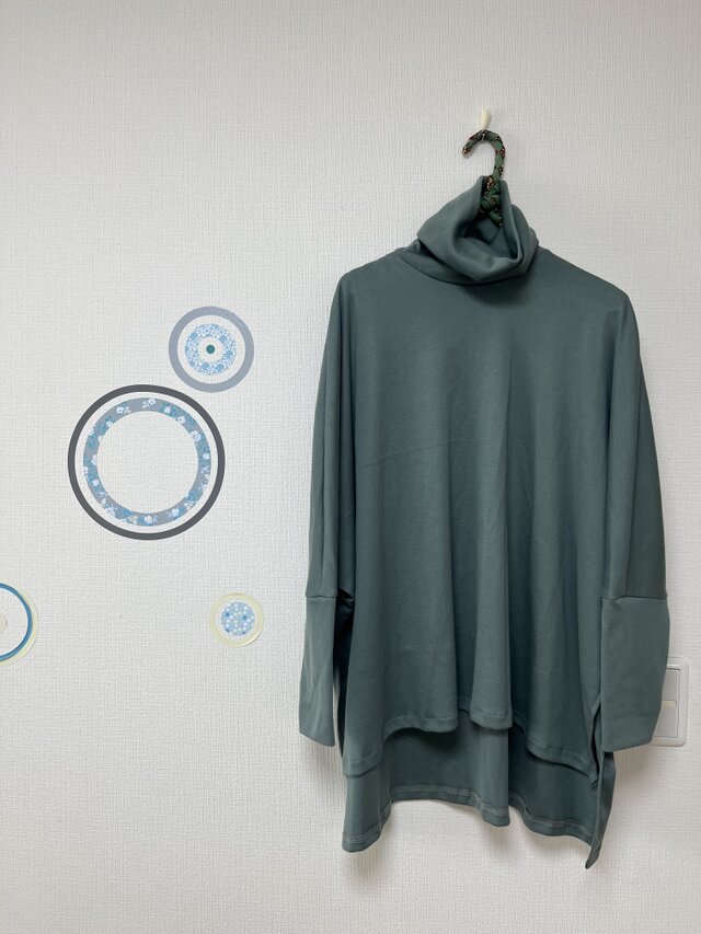 タートルネックのプルオーバー　フライスニット　アッシュグリーン