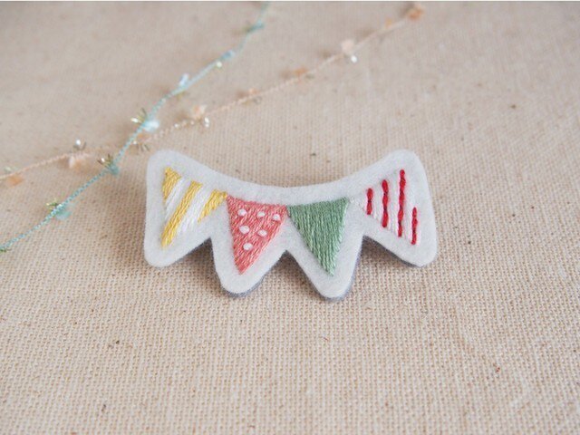 <受注制作>フラッグの刺繍ブローチ / ピンクドットの画像1枚目