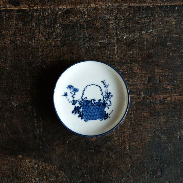 花籠が素敵◆伊万里　花籠文染付小皿 骨董・antiques 器 暮らしに。明治〜大正期