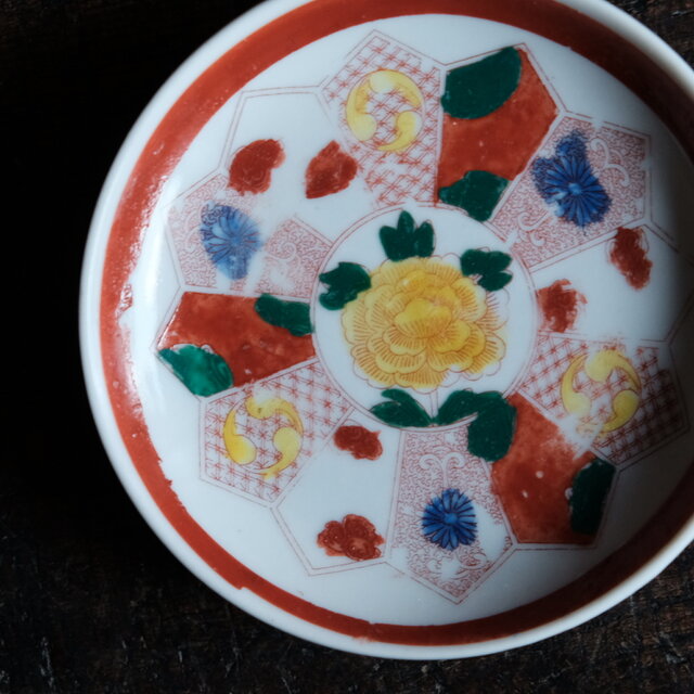 見込みに芍薬◇カラフルな色合い。時代物 赤絵印判小皿 antiques 骨董