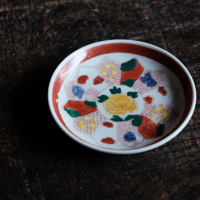 見込みに芍薬◇カラフルな色合い。時代物 赤絵印判小皿 antiques 骨董