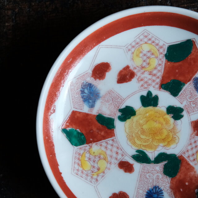 見込みに芍薬◇カラフルな色合い。時代物 赤絵印判小皿 antiques 骨董