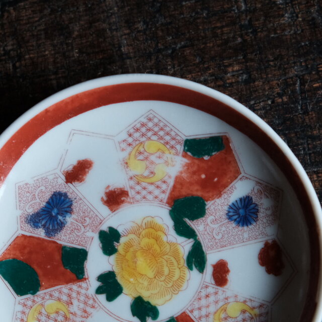 見込みに芍薬◇カラフルな色合い。時代物 赤絵印判小皿 antiques 骨董