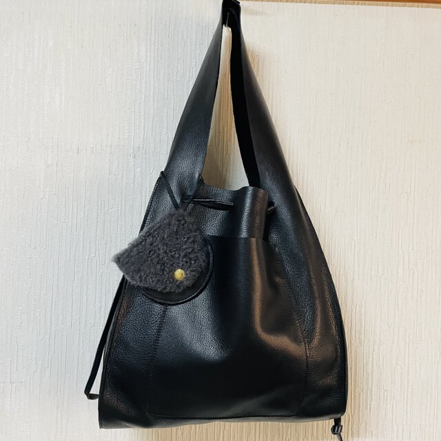 姫路レザーの巾着型手提げバッグ