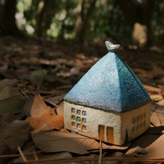 小鳥と青色のおうち no.44  mixed blue roof
