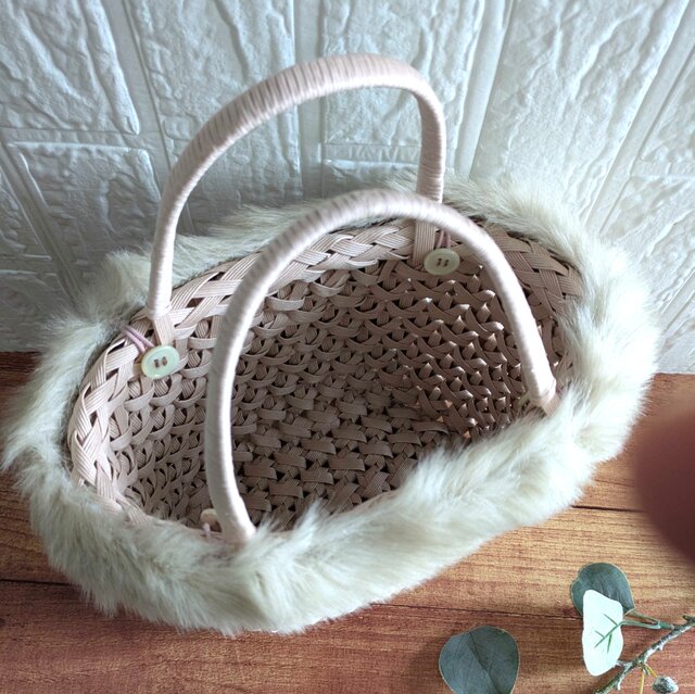 ファー付きクラフトバンドの花結びカゴバッグ #ムースピンク