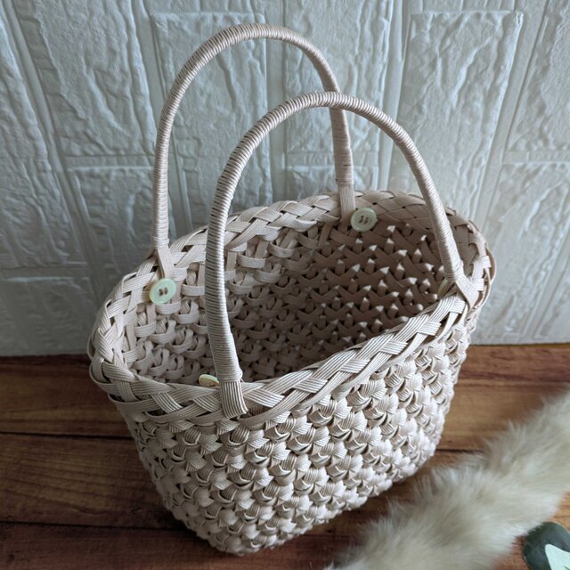 ファー付きクラフトバンドの花結びカゴバッグ #ムースピンク