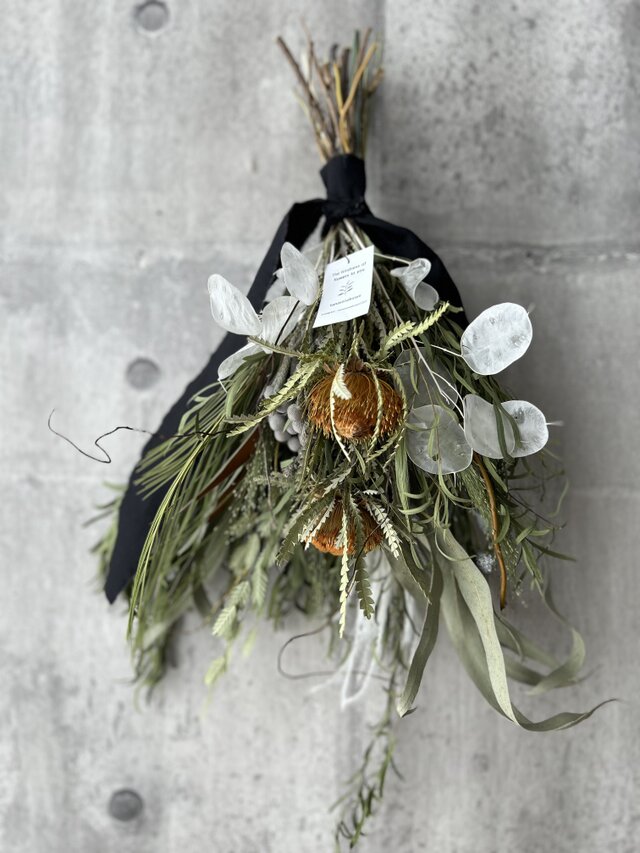 ドライアンドラとユーカリのグリーンスワッグ