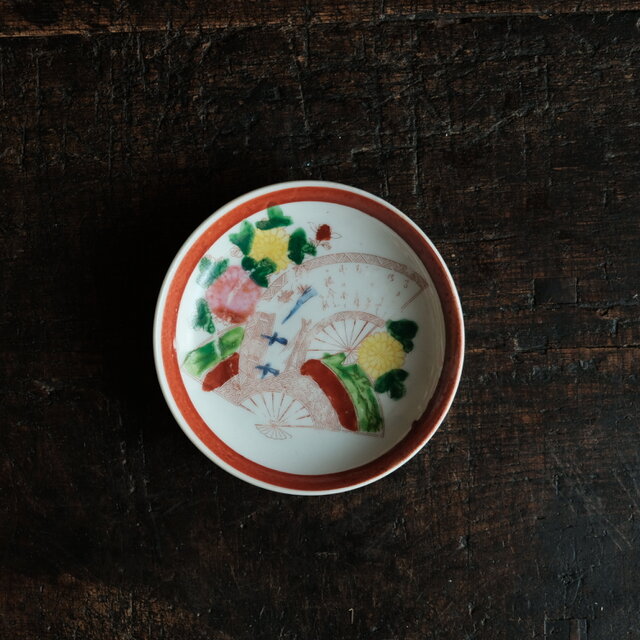 花と扇子◆カラフルな色合い。時代物　赤絵印判小皿 antiques 骨董器 丁寧な暮らし。大正時代