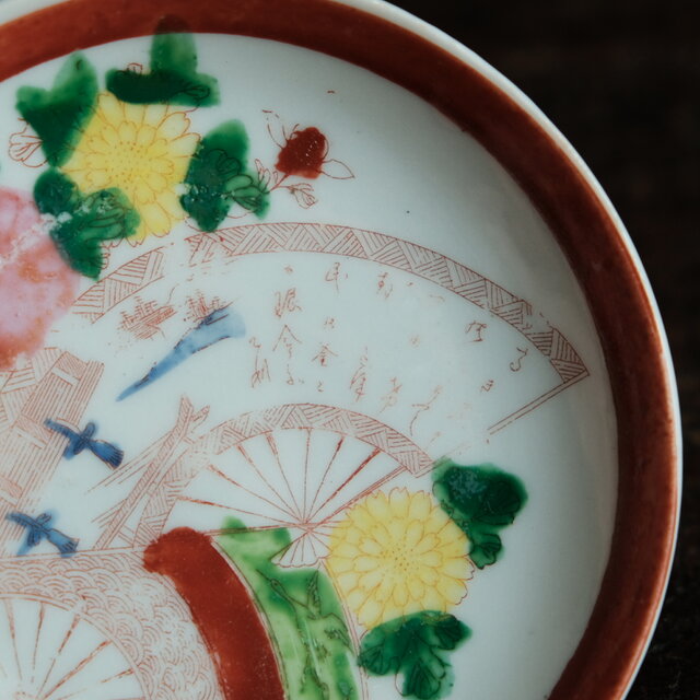 花と扇子◇カラフルな色合い。時代物 赤絵印判小皿 antiques 骨董器