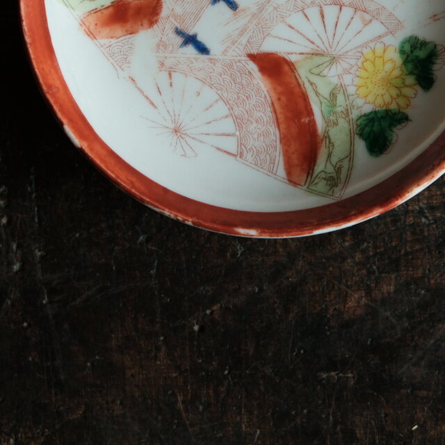 花と扇子◇カラフルな色合い。時代物 赤絵印判小皿 antiques 骨董器