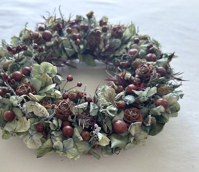 秋色紫陽花と赤い実のベリーリース　シャリンバイ　ユーカリ　野バラの実　千日紅 秋色紫陽花と赤い実のベリーリース シャリンバイ ユーカリ 野バラの実