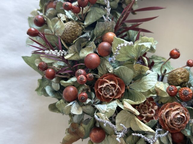秋紫陽花と赤い実のリース | iichi 日々の暮らしを心地よくする