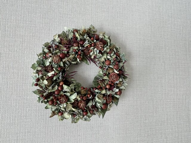 秋色紫陽花と赤い実のベリーリース　シャリンバイ　ユーカリ　野バラの実　千日紅 秋色紫陽花と赤い実のベリーリースシャリンバイユーカリ野バラの実千日紅